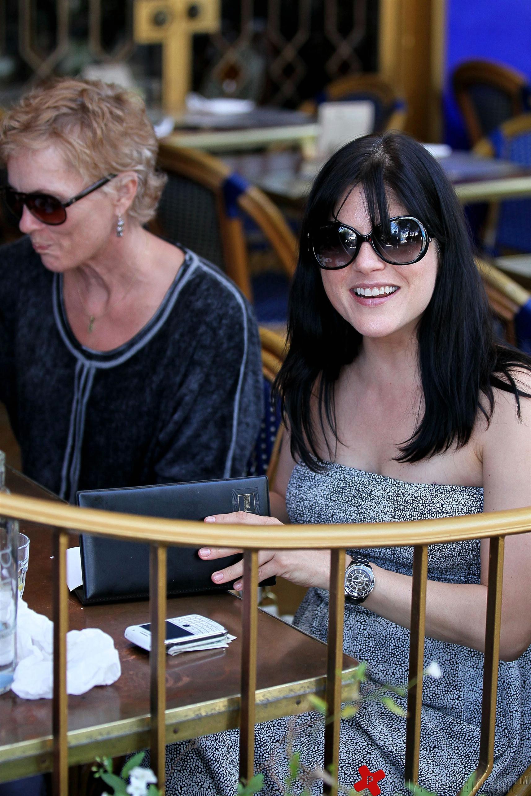 Selma Blair out to lunch with friends at The Little Door restaurant | Picture 89621